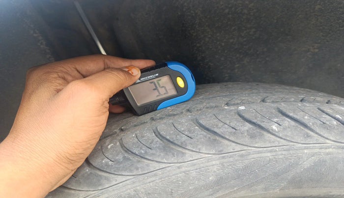 2011 Volkswagen Vento TRENDLINE 1.6, Petrol, Manual, 92,646 km, tyre