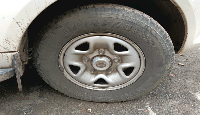 2016 Tata Safari Storme 2.2 EX 4X2, Diesel, Manual, 25,534 km, tyre