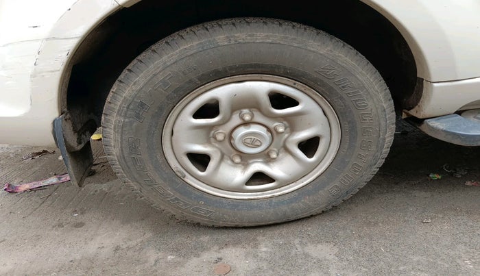 2016 Tata Safari Storme 2.2 EX 4X2, Diesel, Manual, 25,534 km, tyre