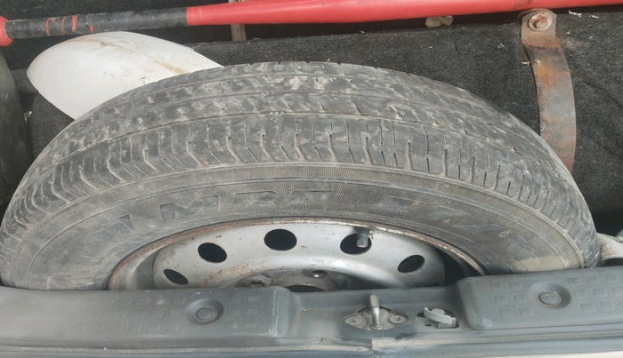 2010 Maruti Swift LXI, Petrol, Manual, 1,11,323 km, tyre