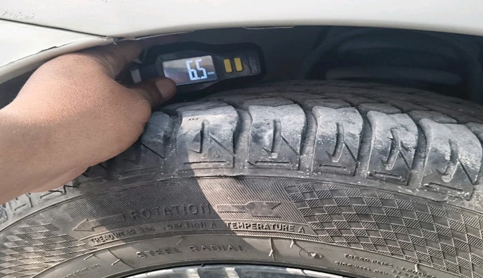 2014 Toyota Innova 2.5 GX 7 STR, Diesel, Manual, 1,40,193 km, tyre