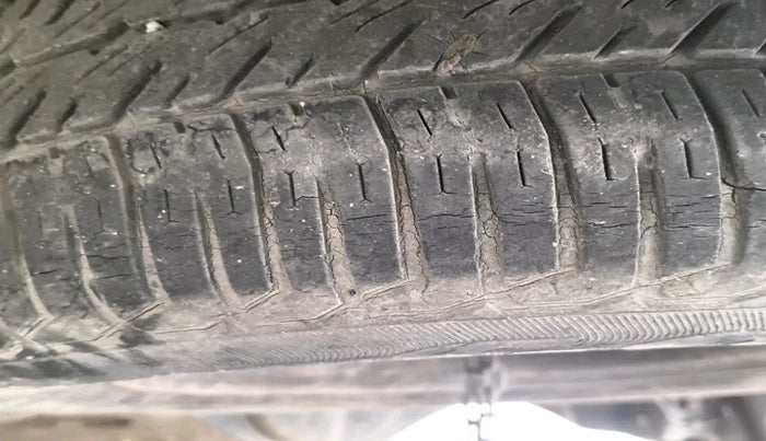 2014 Toyota Innova 2.5 GX 7 STR, Diesel, Manual, 1,40,193 km, tyre