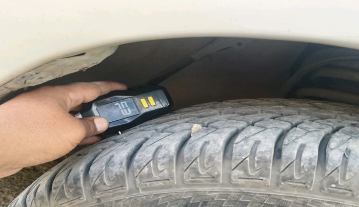 2014 Toyota Innova 2.5 GX 7 STR, Diesel, Manual, 1,40,193 km, tyre