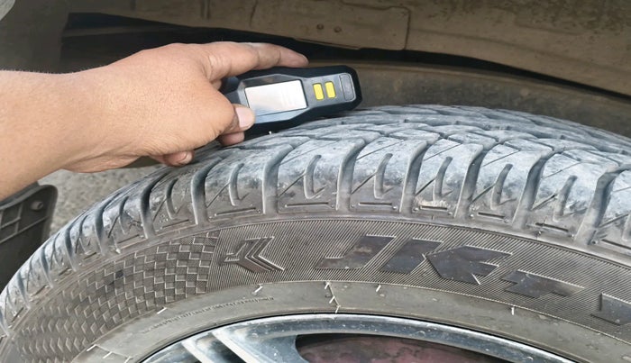 2014 Toyota Innova 2.5 GX 7 STR, Diesel, Manual, 1,40,193 km, tyre