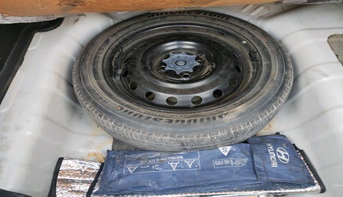 2014 Hyundai Xcent SX 1.2, Petrol, Manual, 1,14,327 km, tyre