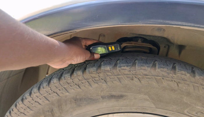 2013 Ssangyong Rexton RX7, Diesel, Automatic, 1,22,157 km, tyre