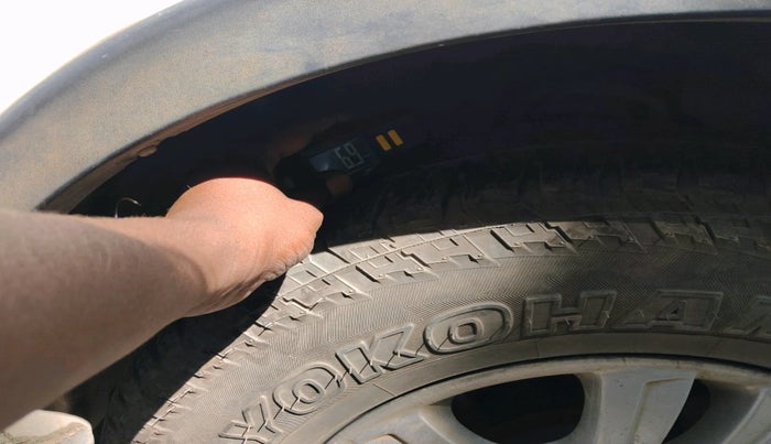 2013 Ssangyong Rexton RX7, Diesel, Automatic, 1,22,157 km, tyre