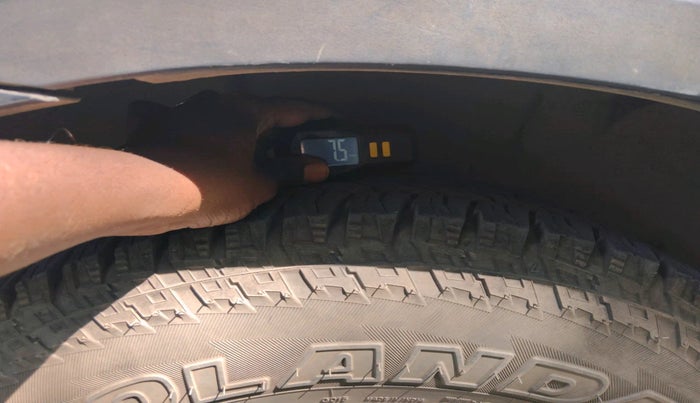 2013 Ssangyong Rexton RX7, Diesel, Automatic, 1,22,157 km, tyre