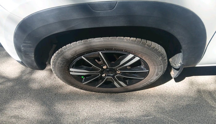 2023 Renault Kwid CLIMBER 1.0 AMT Dual Tone , Petrol, Automatic, 8,086 km, tyre