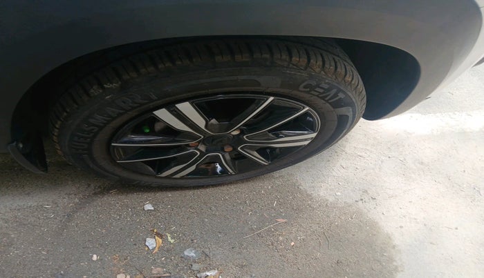 2023 Renault Kwid CLIMBER 1.0 AMT Dual Tone , Petrol, Automatic, 8,086 km, tyre