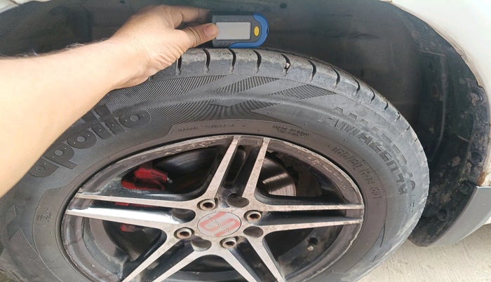 2015 Maruti Swift Dzire VXI, Petrol, Manual, 72,026 km, tyre