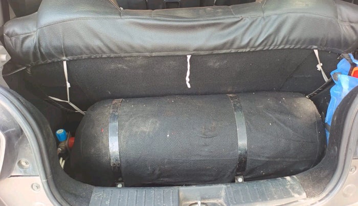 2017 Mahindra KUV 100 NXT K4+ P 6 STR, Petrol, Manual, 37,471 km, tyre