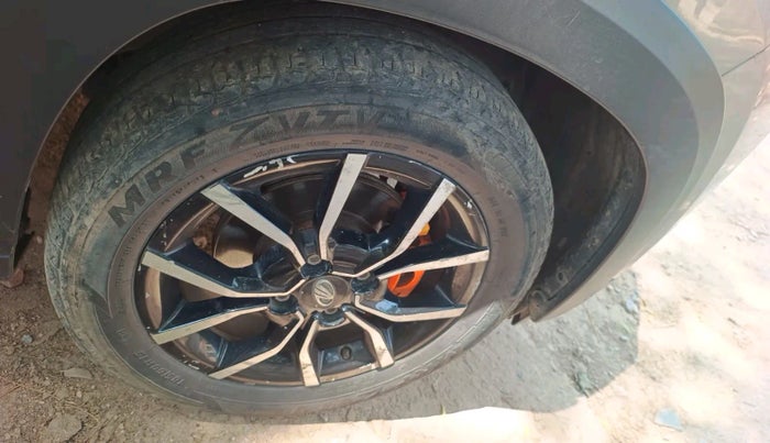 2017 Mahindra KUV 100 NXT K4+ P 6 STR, Petrol, Manual, 37,471 km, tyre