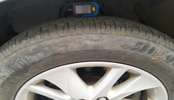 2016 Toyota Innova Crysta 2.4 GX 8 STR, Diesel, Manual, 1,74,097 km, tyre