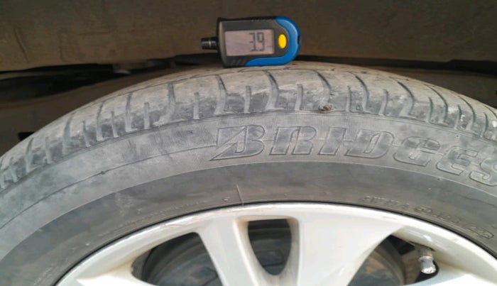 2016 Toyota Innova Crysta 2.4 GX 8 STR, Diesel, Manual, 1,74,097 km, tyre