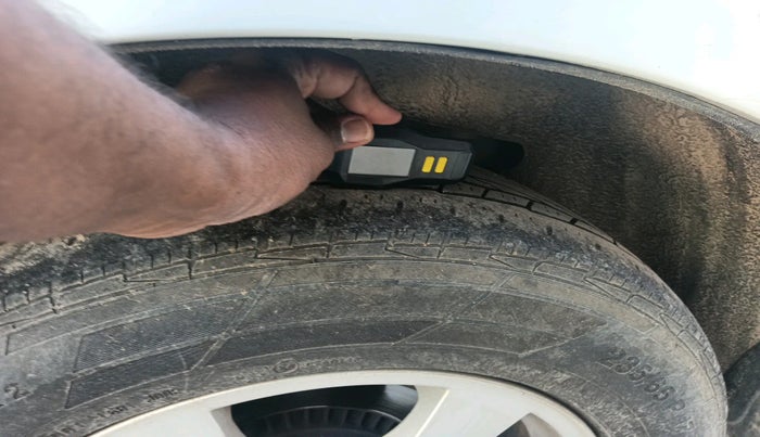 2012 Volvo XC 60 D4 KINETIC, Diesel, Automatic, 1,89,784 km, tyre