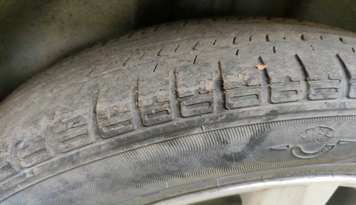 2012 Volkswagen Vento TRENDLINE DIESEL 1.6, Diesel, Manual, 1,36,402 km, tyre