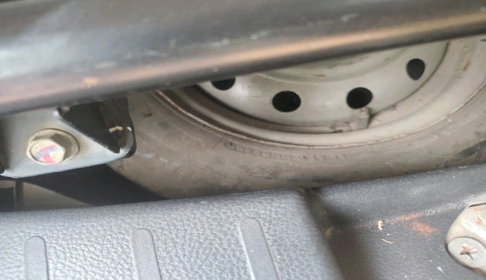 2015 Maruti Wagon R 1.0 LXI CNG, Petrol, Manual, 1,29,853 km, tyre