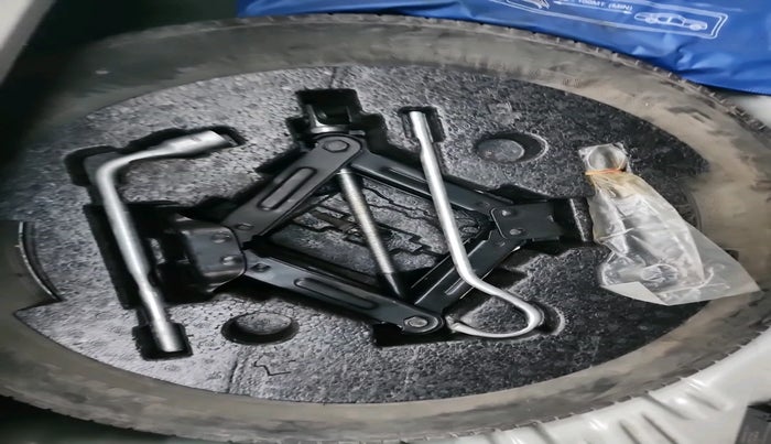 2022 Mahindra XUV300 W8 1.5 DIESEL, Diesel, Manual, 23,500 km, tyre