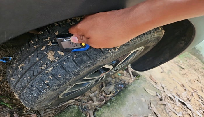 2020 Renault TRIBER RXZ, Petrol, Manual, 1,04,086 km, tyre