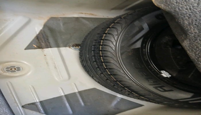 2015 Skoda Rapid 1.5 TDI CR ELEGANCE PLUS AT, Diesel, Automatic, 1,42,063 km, tyre