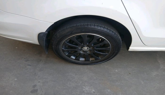 2015 Skoda Rapid 1.5 TDI CR ELEGANCE PLUS AT, Diesel, Automatic, 1,42,063 km, tyre