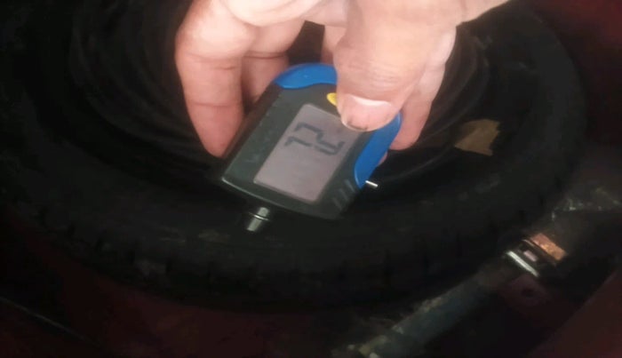 2017 Hyundai Eon SPORTZ, Petrol, Manual, 14,811 km, tyre