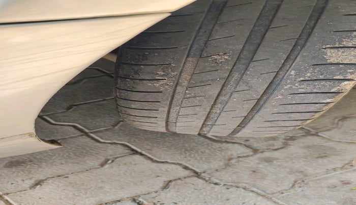 2013 Skoda Rapid ELEGANCE 1.6 TDI CR MT, Diesel, Manual, 1,77,508 km, tyre