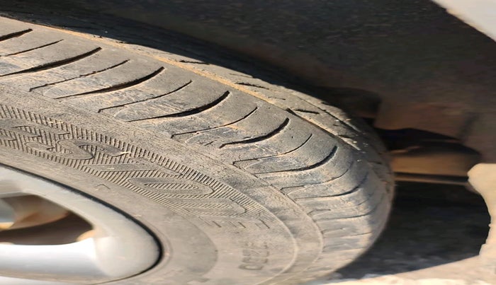 2013 Skoda Rapid ELEGANCE 1.6 TDI CR MT, Diesel, Manual, 1,77,508 km, tyre