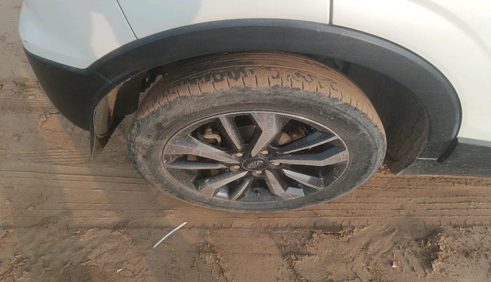 2019 Mahindra XUV300 W8 (O) 1.2 PETROL, Petrol, Manual, 1,29,065 km, tyre