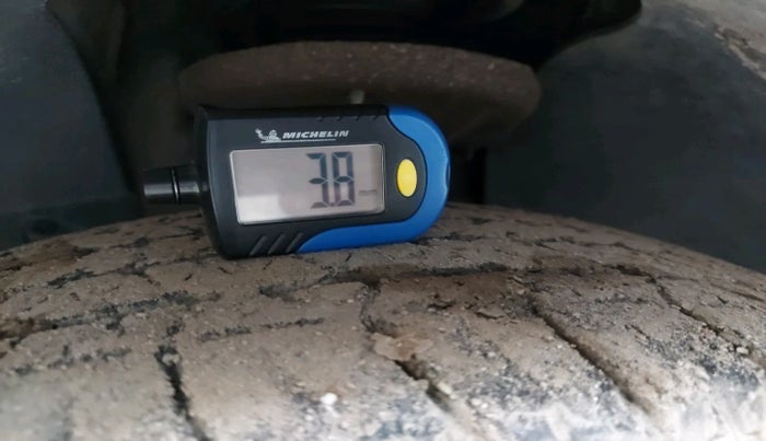 2016 Mahindra XUV500 W6 AT 1.99, Diesel, Automatic, 1,06,643 km, tyre