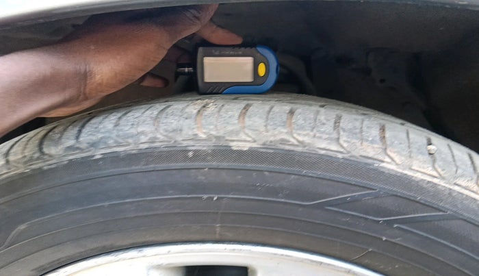 2014 Toyota Innova 2.5 ZX 7 STR, Diesel, Manual, 1,91,145 km, tyre