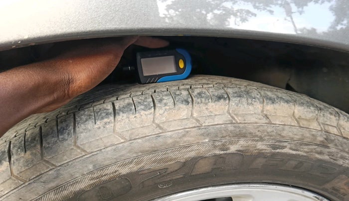 2014 Toyota Innova 2.5 ZX 7 STR, Diesel, Manual, 1,91,145 km, tyre