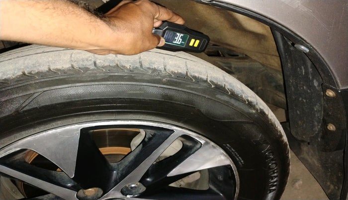 2016 Toyota Innova Crysta 2.4 VX 7 STR, Diesel, Manual, 84,608 km, tyre