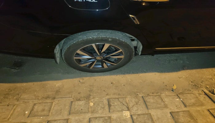 2024 Skoda SLAVIA STYLE 1.5L TSI DSG, Petrol, Automatic, 10,347 km, tyre