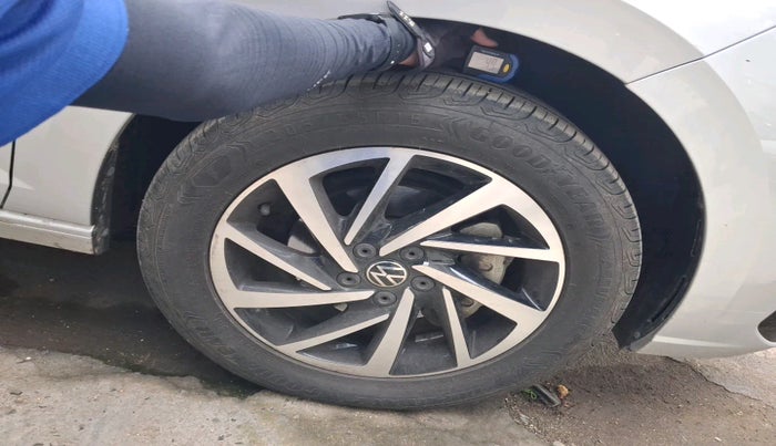 2022 Volkswagen VIRTUS TOPLINE TSI 1.0 AT, Petrol, Automatic, 17,761 km, tyre