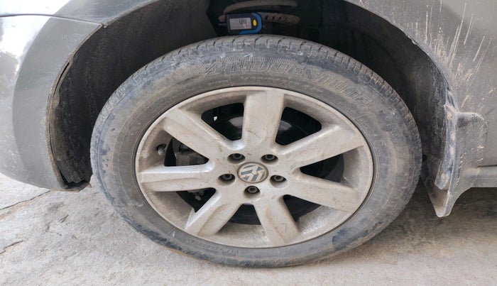 2010 Volkswagen Polo HIGHLINE1.2L, Petrol, Manual, 1,14,263 km, tyre