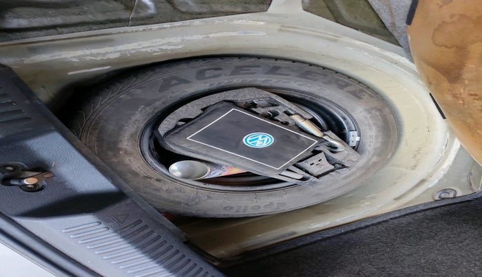 2010 Volkswagen Polo HIGHLINE1.2L, Petrol, Manual, 1,14,263 km, tyre