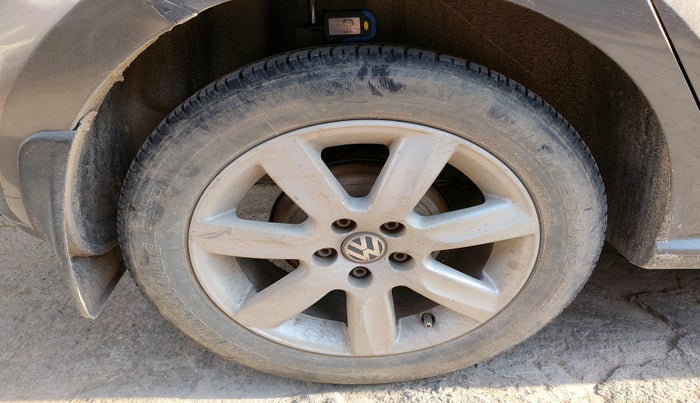 2010 Volkswagen Polo HIGHLINE1.2L, Petrol, Manual, 1,14,263 km, tyre