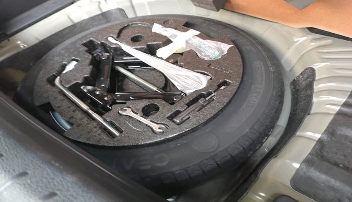 2025 Mahindra XUV 3XO AX5 1.2 L TCMPFI AT, Petrol, Automatic, 4,781 km, tyre