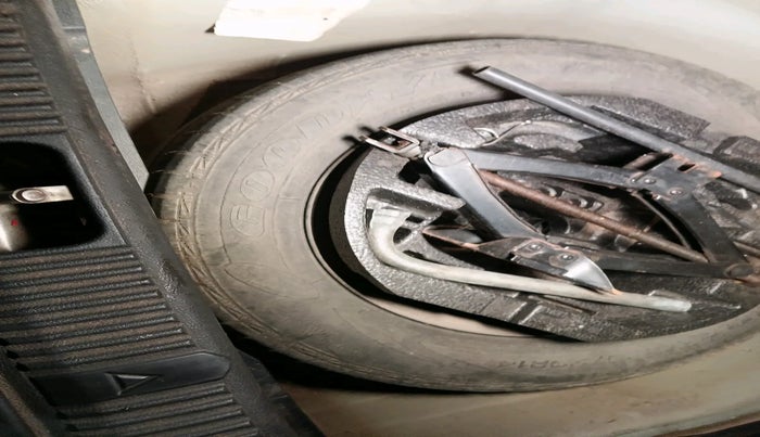 2011 Skoda Fabia AMBIENTE 1.2 MPI, Petrol, Manual, 1,11,279 km, tyre