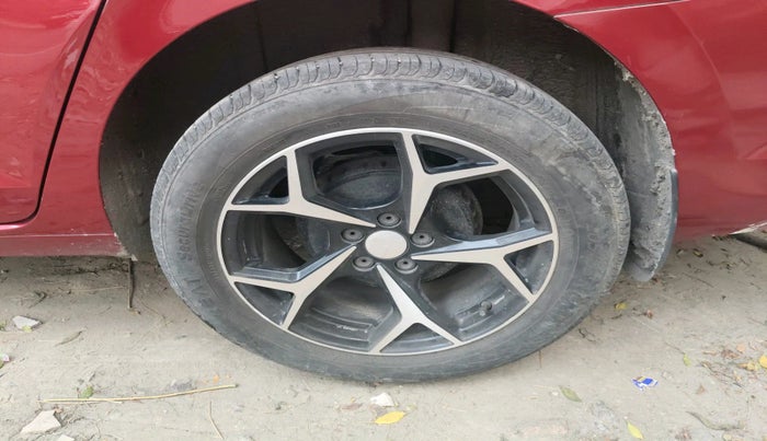 2023 Volkswagen VIRTUS HIGHLINE TSI 1.0 AT, Petrol, Automatic, 27,141 km, tyre