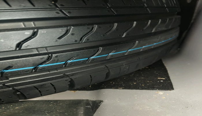 2023 Volkswagen VIRTUS HIGHLINE TSI 1.0 AT, Petrol, Automatic, 27,141 km, tyre