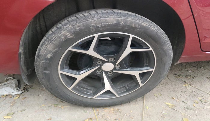 2023 Volkswagen VIRTUS HIGHLINE TSI 1.0 AT, Petrol, Automatic, 27,141 km, tyre