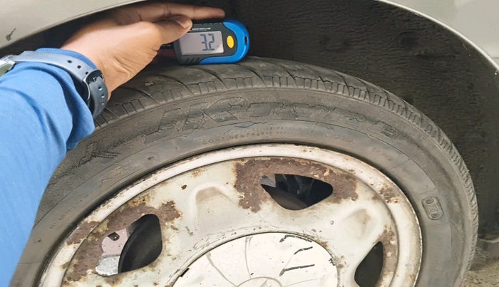 2011 Chevrolet Beat LT PETROL, Petrol, Manual, 32,265 km, tyre