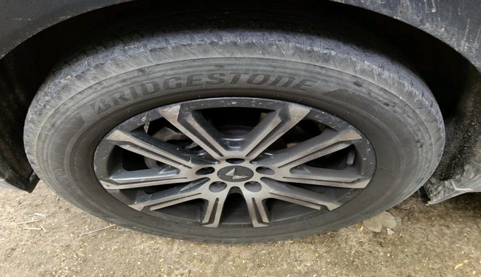 2022 Mahindra XUV700 AX 7 LUXURY P AT 7 STR, Petrol, Automatic, 33,698 km, tyre