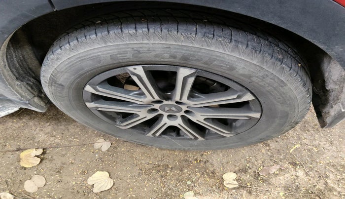 2022 Mahindra XUV700 AX 7 LUXURY P AT 7 STR, Petrol, Automatic, 33,698 km, tyre