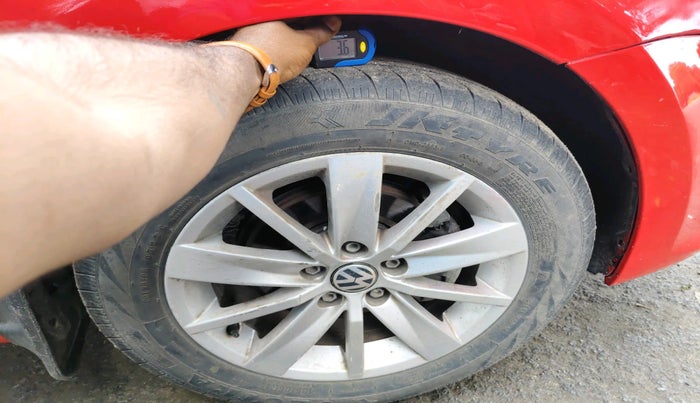 2016 Volkswagen Polo HIGHLINE1.2L, Petrol, Manual, 1,24,736 km, tyre