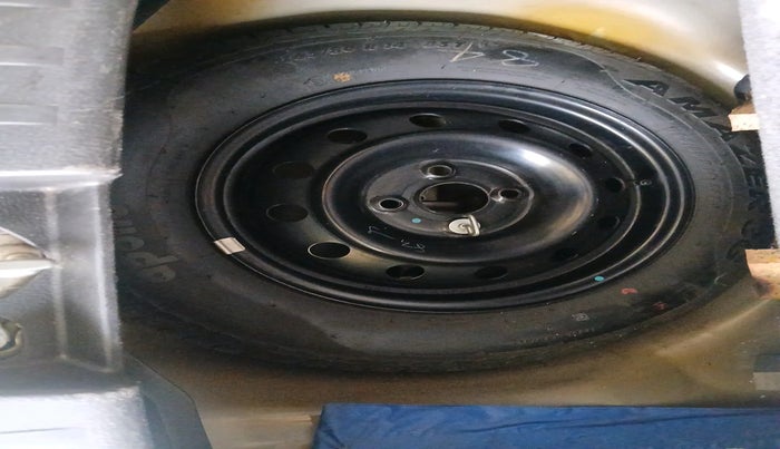 2015 Maruti Swift VXI, Petrol, Manual, 68,063 km, tyre