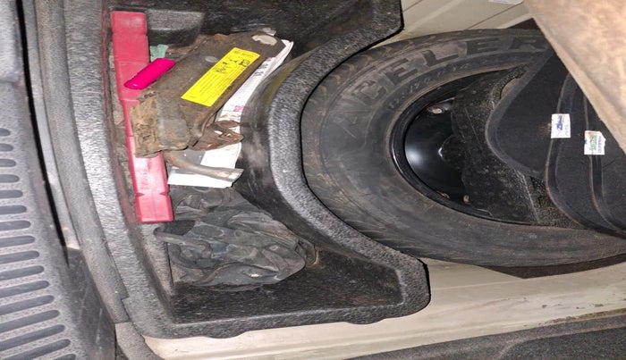 2011 Volkswagen Vento HIGHLINE DIESEL 1.6, Diesel, Manual, 1,23,278 km, tyre